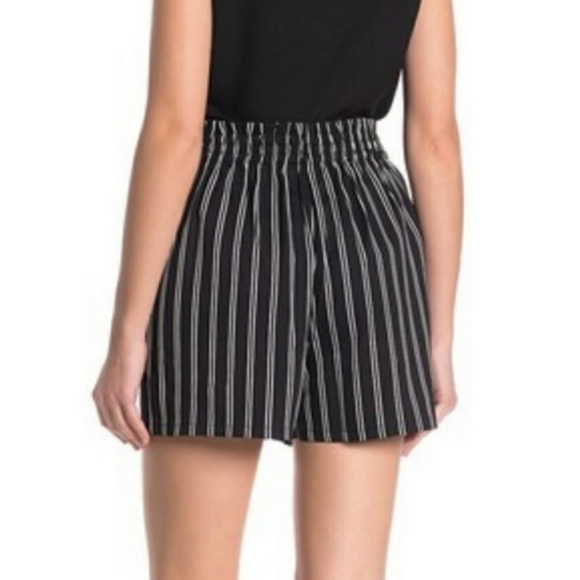 ❤DR2 Black Striped Tie Waist Shorts - Picture 2 of 5